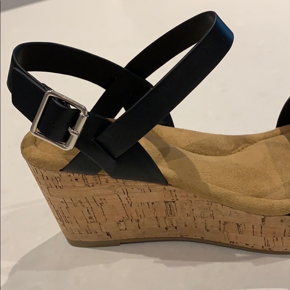 NWT DLG Wedge Sandals - Picture 4 of 7